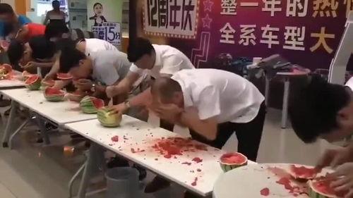 吃瓜比赛搞笑摔倒视频,吃瓜比赛搞笑摔倒瞬间，网友直呼“太欢乐”