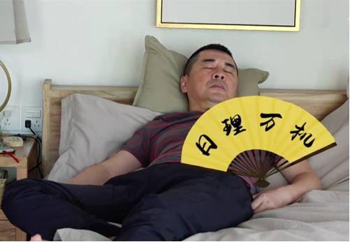 国外邻居吵架吃瓜视频,吃瓜群众围观现场