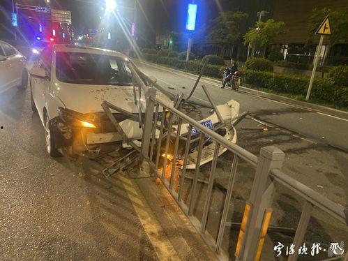 吃瓜群众撞上护栏视频播放