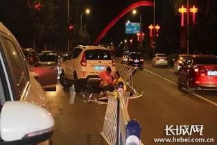 吃瓜群众撞上护栏视频播放