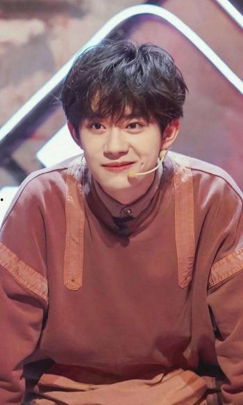 易烊千玺哈琳吃瓜视频,揭秘娱乐圈幕后趣事