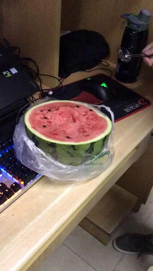 舍友吃瓜视频,揭秘舍友那些吃瓜时刻